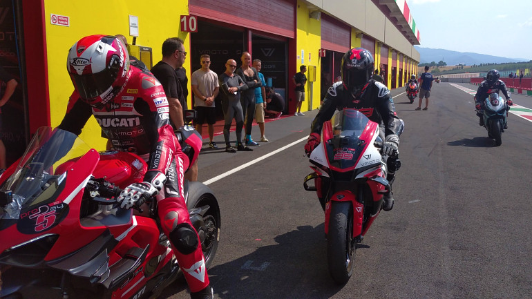 Ο Lorenzo πίσω από τον «δάσκαλο» Marchetti.