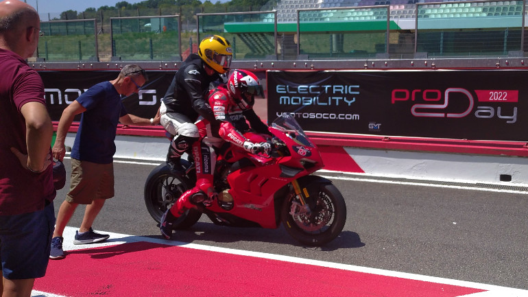 Η διθέσια Panigale με αναβάτη τον Dario Marchetti.