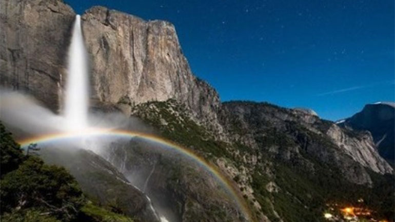 Ουράνια τόξα σε καταρράκτες υπό το φως της σελήνης