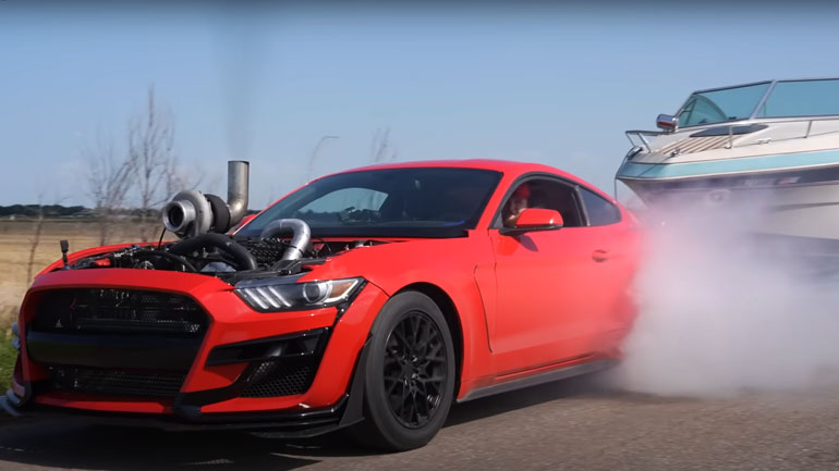 Έβαλε πετρελαιοκινητήρα στην Mustang και ντουμανιάζει το σύμπαν κάνοντας burnout ρυμουλκώντας σκάφος
