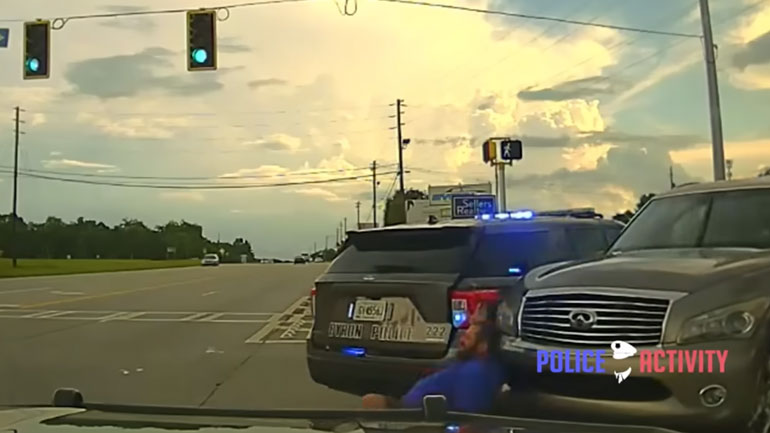 Μητέρα με το παιδί της στο αυτοκίνητο άρχισε να πατάει κόσμο για να αποφύγει την σύλληψη