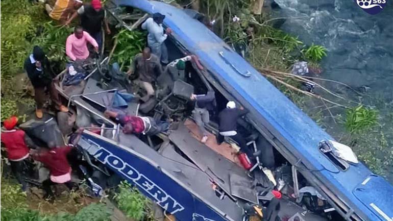 Τραγωδία στην Κένυα: Λεωφορείο έπεσε από γέφυρα – 34 νεκροί