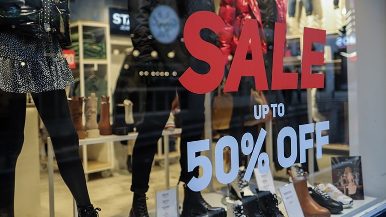 Καταργούνται οι ενδιάμεσες εκπτώσεις – Επιτρέπεται η διενέργεια προσφορών