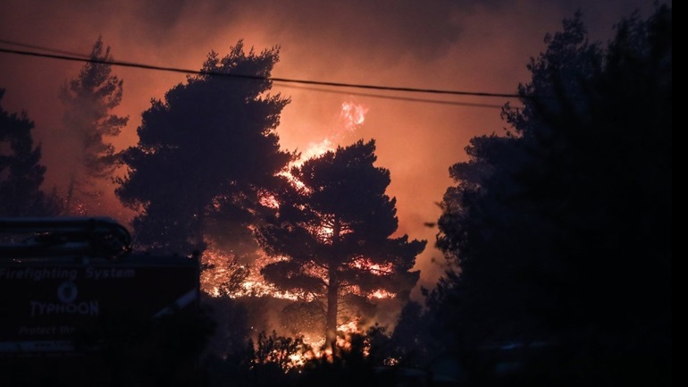 Πυρκαγιά στη Δαδιά: Νοτιοδυτικά το κύριο μέτωπο, συνεχίζονται οι προσπάθειες διάνοιξης αντιπυρικής ζώνης
