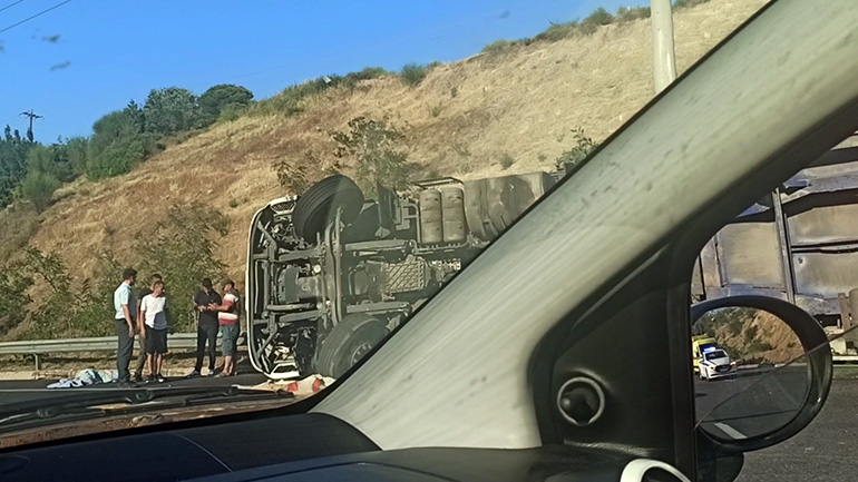 Κυκλοφοριακό πρόβλημα στο ύψος των διοδίων Καπανδριτίου από ανατροπή νταλίκας