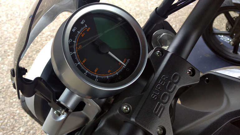 Αναλογικό ταχύμετρο, ψηφιακές πληροφορίες.