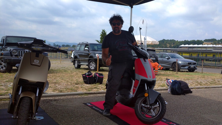 Πάνω στην έκδοση Ducati του μικρού CUX.