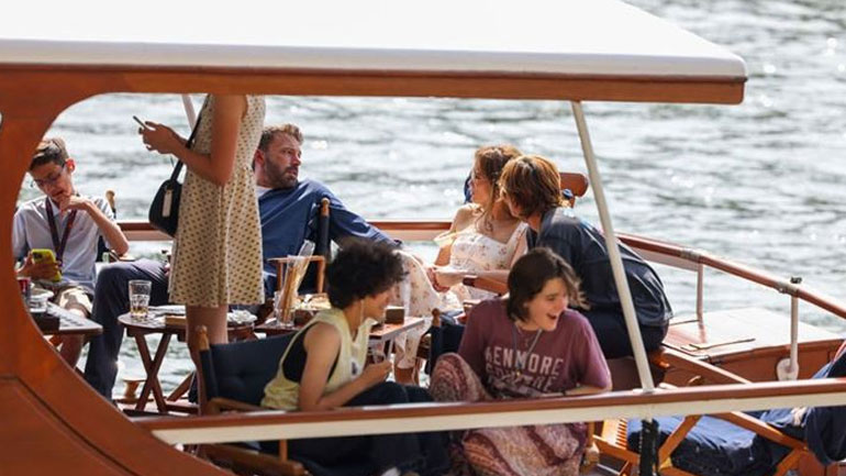 Ben Affleck: Χαμός στο Twitter με τη φωτογραφία που κοιμάται στον μήνα του μέλιτος με την Jennifer Lopez