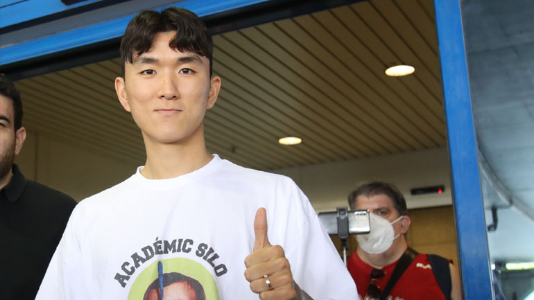 Ολυμπιακός: Έφτασε στην Αθήνα ο Χουάνγκ Ιν-Μπέομ