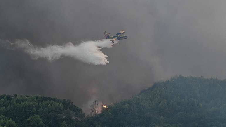 Μυτιλήνη: Μάχη με τις αναζωπυρώσεις δίνουν εναέριες και επίγειες δασοπυροσβεστικές δυνάμεις