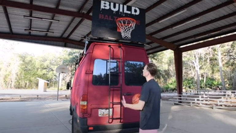 Ένα van που σου επιτρέπει να κοιμηθείς παντού αλλά και να.. παίξεις μπάσκετ
