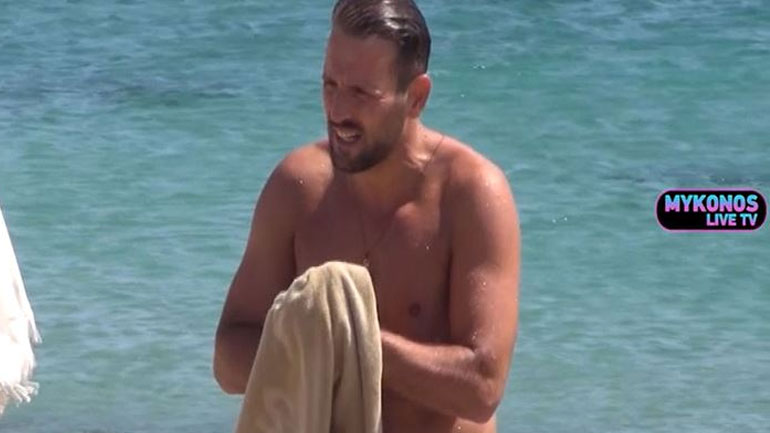 Νίκος Βέρτης: Βουτιές σε κοσμική παραλία της Μυκόνου