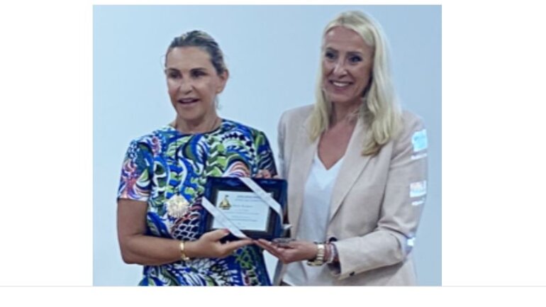 Η Ιουλία Τσέτη βραβεύθηκε από την Επιστημονική Επιτροπή του 8ου Διεθνούς Θερινού Πανεπιστημίου στο Καστελλόριζο Η Ιουλία Τσέτη βραβεύθηκε από την Επιστημονική Επιτροπή του 8ου Διεθνούς Θερινού Πανεπιστημίου στο Καστελλόριζο