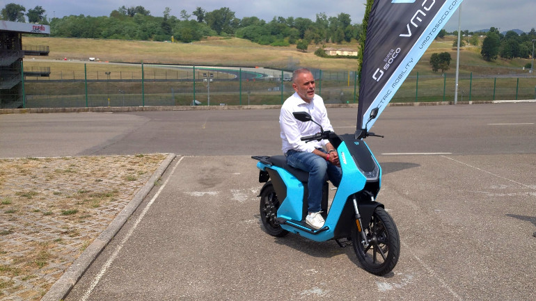 Δεν είπε όχι σε κανέναν για συνέντευξη, παρά τους 37 βαθμούς!