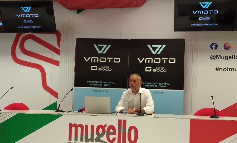 Στη συνέντευξη Τύπου τόνισε ότι η VMoto πουλάει «εργαλεία αστικής μετακίνησης».
