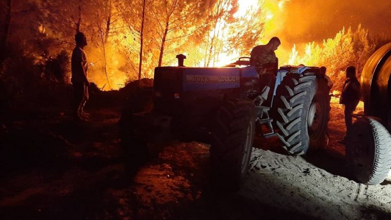 Γραίκα Ηλείας: Οι υπερπροσπάθειες των κατοίκων για να μην περάσει η φωτιά μέσα στο χωριό
