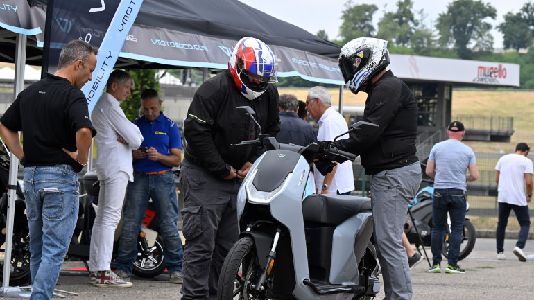 Ανταλλαγή μοτοσικλέτας αλά EWC με τον Δημήτρη Διατσίδη! Αριστερά ο Massimo Roccoli να παρακολουθεί!