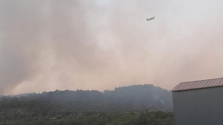 Συνεχίζεται η μάχη πυροσβεστών και εθελοντών για τον έλεγχο της μεγάλης πυρκαγιάς στη νότια Λέσβο