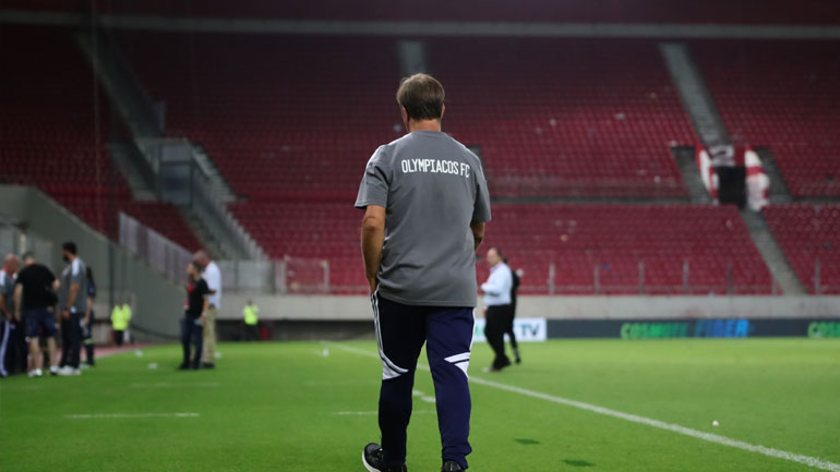 Έντονες αποδοκιμασίες για τον Μαρτίνς από τους φιλάθλους του Ολυμπιακού