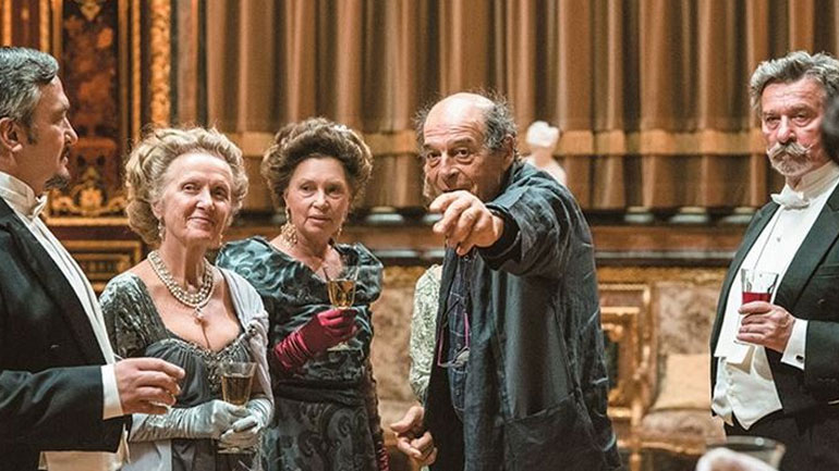 O Μανούσος Μανουσάκης διαψεύδει ότι βρέθηκε το κλεμμένο φορτηγό της παραγωγής της σειράς «Κόκκινο Ποτάμι»