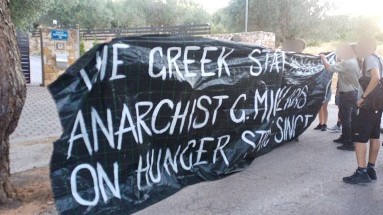 Παρέμβαση του Ρουβίκωνα έξω από το σπίτι του Κώστα Τσιάρα για τον Γιάννη Μιχαηλίδη