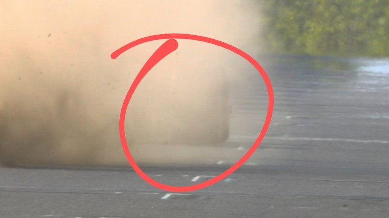 Το παράκανε ο Lando Norris. Μόλις που διακρίνεται το μονοθέσιό του. Πάτησε στα χώματα και ιδού το αποτέλεσμα