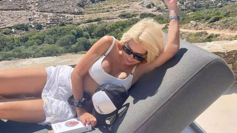 Ελένη Μενεγάκη: Nέες φωτογραφίες από τις καλοκαιρινές της διακοπές στην Άνδρο