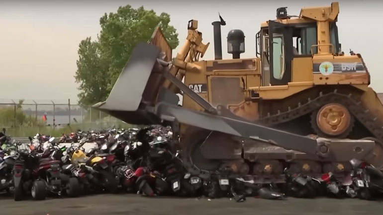 Νέα Υόρκη: Ισοπέδωσαν κατασχεμένες μηχανές με μπουλντόζα (για μία ακόμη χρονιά)