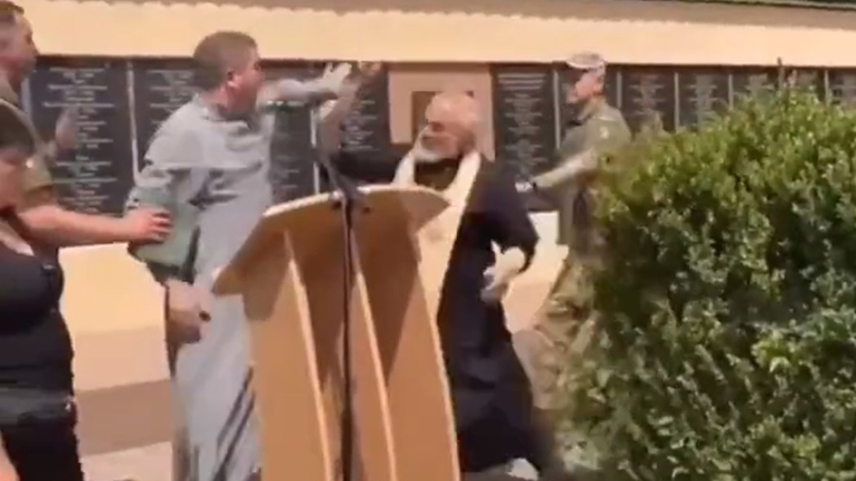 Ρώσος παπάς χτύπησε με σταυρό Ουκρανό ιερέα σε κηδεία στρατιώτη Ρώσος παπάς χτύπησε με σταυρό Ουκρανό ιερέα σε κηδεία στρατιώτη