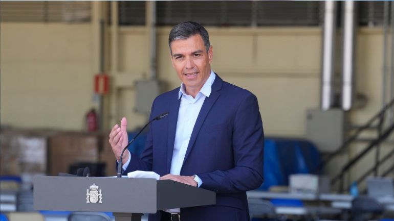 Ισπανία: Ο πρωθυπουργός Σάντσεθ προτρέπει τους εργαζομένους να μη φορούν γραβάτα εν μέσω καύσωνα