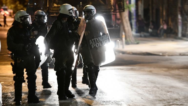 Εξάρχεια: Δύο συλλήψεις για την επίθεση σε αστυνομικούς στην Χαριλάου Τρικούπη