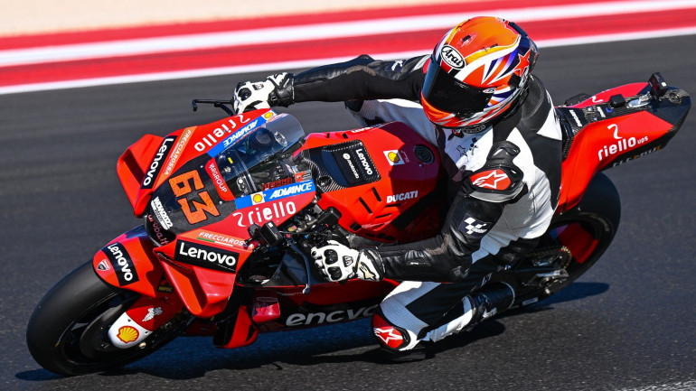 Δημοσιογράφος του MotoGP οδηγεί την Ducati του Bagnaia!
