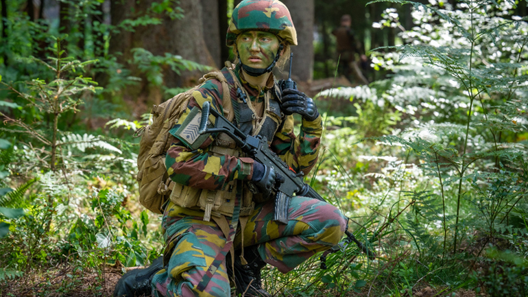 Η διάδοχος του βελγικού θρόνου πριγκίπισσα Ελισάβετ, σε στρατιωτική εκπαίδευση