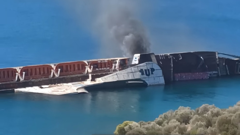 Φωτιά σε ναυαγισμένο πλοίο στην Ελευσίνα