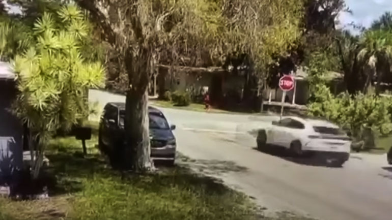 Urus δεν σταματάει ποτέ σε STOP και αφού τρακάρει με SUV, καταλήγει σε ταράτσα