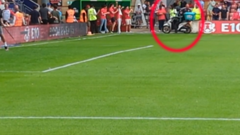 Διανομέας παρέδωσε πίτσα στον αγωνιστικό χώρο του γηπέδου της Λέιτον Όριεντ