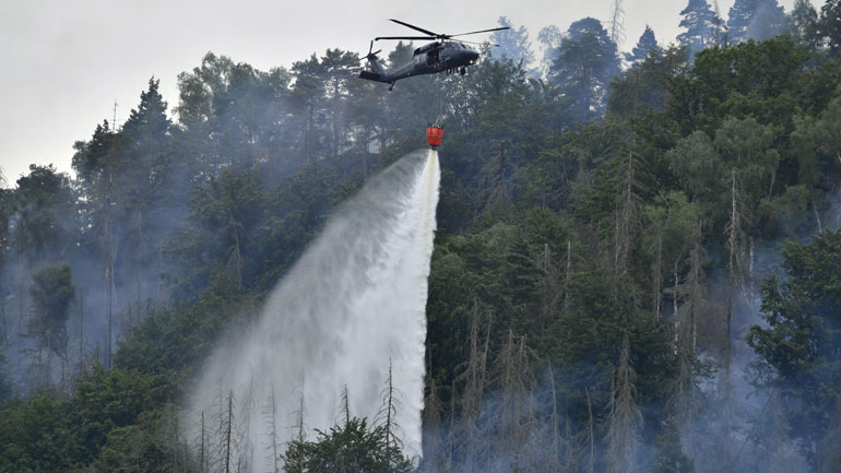 Περίπου 900 πυροσβέστες στη μάχη με τις φλόγες στα σύνορα Τσεχίας – Γερμανίας