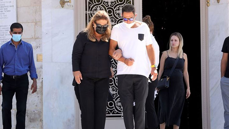 Δέσποινα Μοιραράκη: Συντετριμμένη στο μνημόσυνο του συζύγου της, Γιάννη Κοντούλη