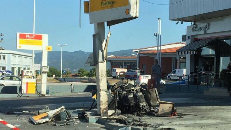 Βέροια: Ακυβέρνητη νταλίκα έπεσε πάνω σε πρατήριο και προκάλεσε φωτιά