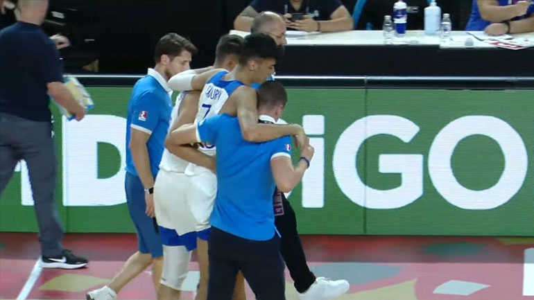 Εθνική εφήβων: Τραυματίστηκε ο Σαμοντούροβ – Αποχώρησε υποβασταζόμενος από το παρκέ