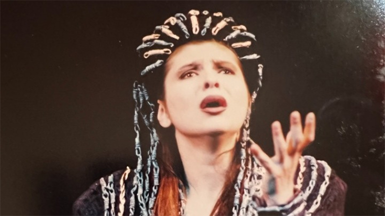 «Ο γέρον και η γραία» – Η σοπράνο Ίνγκα Μπαλαμπάνοβα διασκευάζει… ποντιακά τραγούδια