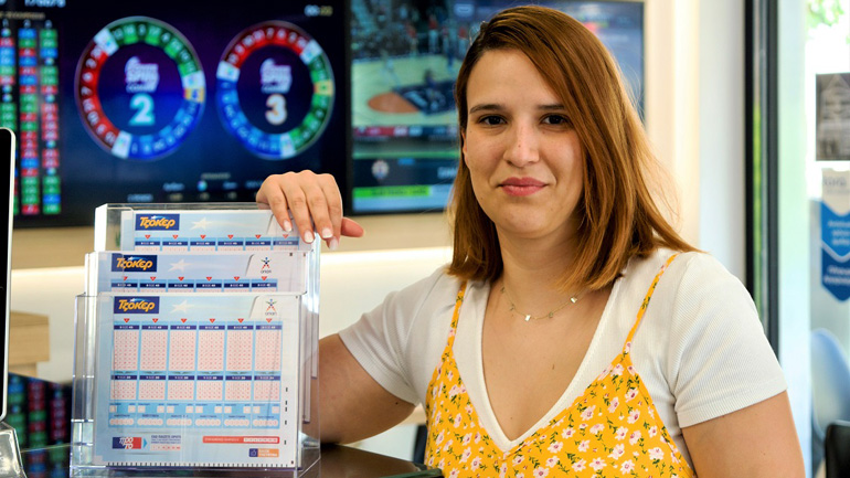 Πώς γίνεται η συμμετοχή στις συνεχόμενες κληρώσεις του ΤΖΟΚΕΡ – Ιδιοκτήτρια καταστήματος ΟΠΑΠ εξηγεί τον τρόπο