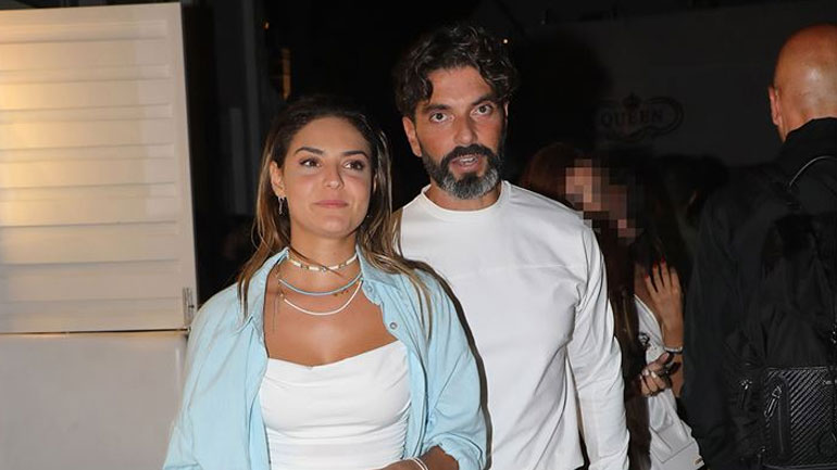 Βρισηίδα Ανδριώτου – Σπύρος Μαρτίκας: Φιλιά και αγκαλιές μέσα στη θάλασσα! (βίντεο)