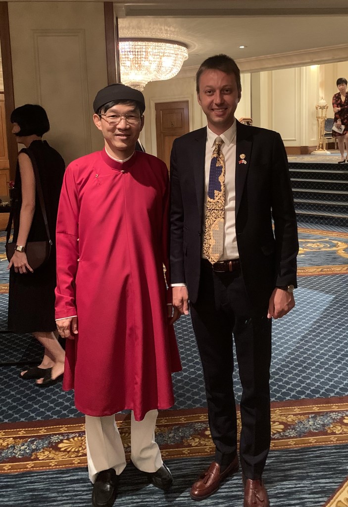 Ο πρέσβης του Βιετνάμ φορώντας την παραδοσιακή στολή της χώρας με τον Τάσο Δίου.