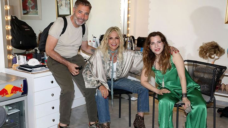 Άννα Βίσση: Βραδινή έξοδος στο θέατρο με rock στυλ