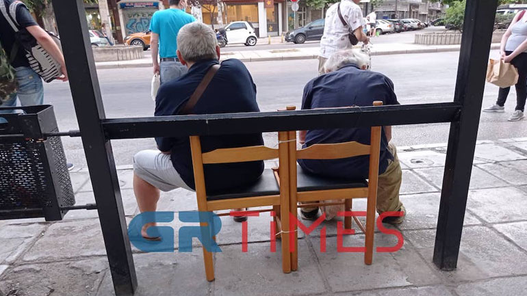 Θεσσαλονίκη: Έδεσαν καρέκλες στη στάση λεωφορείου
