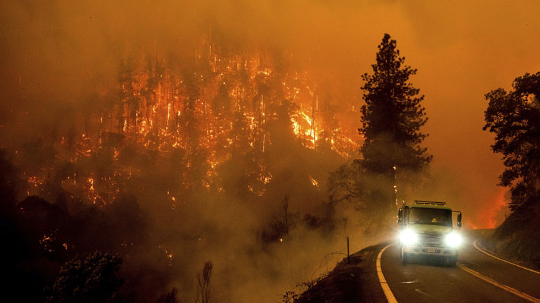 Τέσσερις νεκροί από τη μεγαλύτερη πυρκαγιά της χρονιάς στην Καλιφόρνια