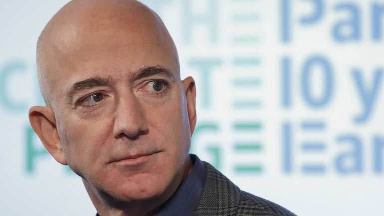 Ο Τζεφ Μπέζος ξεναγήθηκε στους θησαυρούς του Μπάκιγχαμ