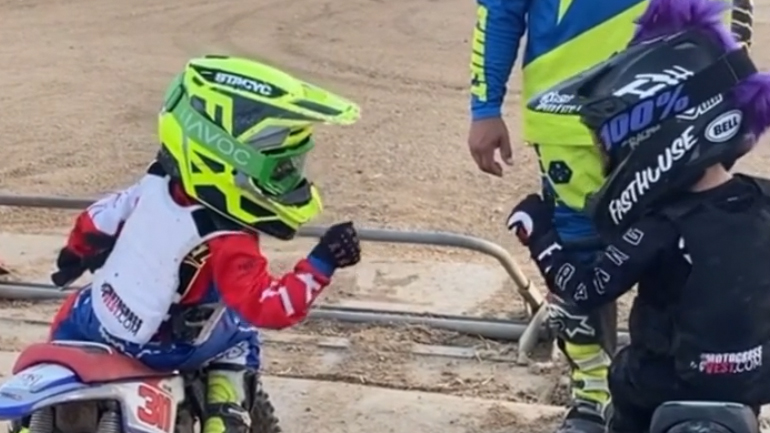 Χαιρετισμός πριν την έναρξη του αγώνα Χαιρετισμός πριν την έναρξη του αγώνα