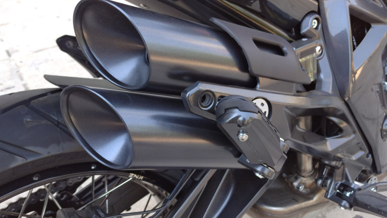 Οι χαρακτηριστικές πλέον φαλτσοκομμένες εξατμίσεις της Zontes.